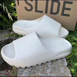 Yeezy Bone slide